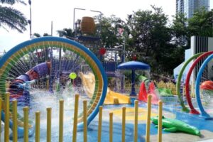 Serunya Main Air di Taman Bermain