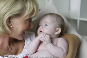 Kakek Nenek yang Mengurus Cucu Berumur Lebih Panjang