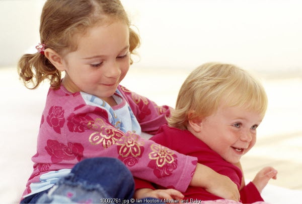 Bayi Laki-Laki Lebih Rentan Autisme, Kenali Gejalanya!