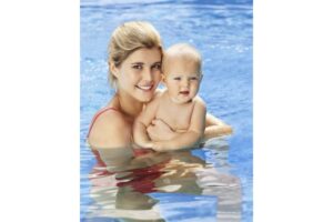Persiapan Mengajak Bayi ke Kolam Renang Umum