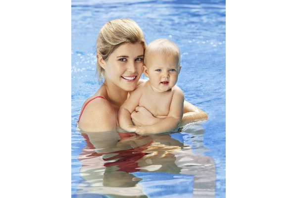 Persiapan Mengajak Bayi ke Kolam Renang Umum