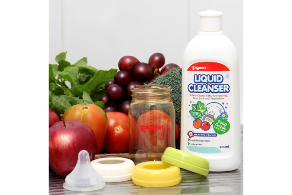 Rawat Botol Susu dengan Cairan Pembersih Alami