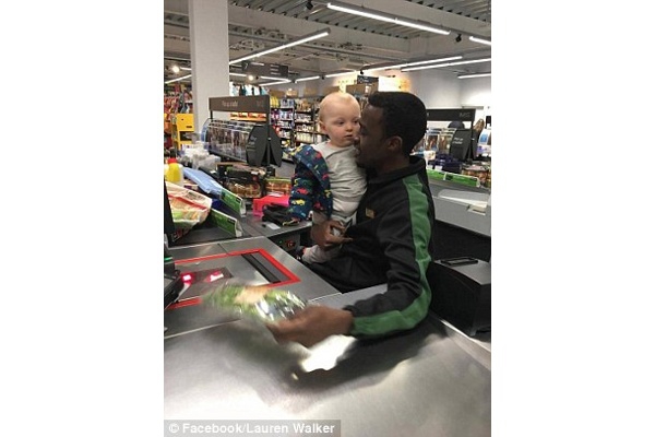 Kasir Supermarket Bantu Ibu ini Gendong Bayi