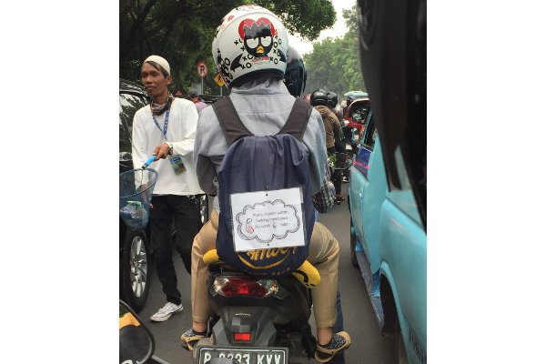 Cara Unik Ibu Hamil Melindungi Janin saat Bonceng Motor