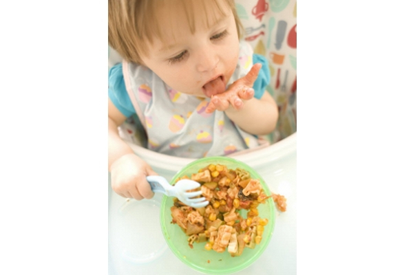 Biarkan Si Kecil Mengacak Makanan, Ini Efek Positifnya!