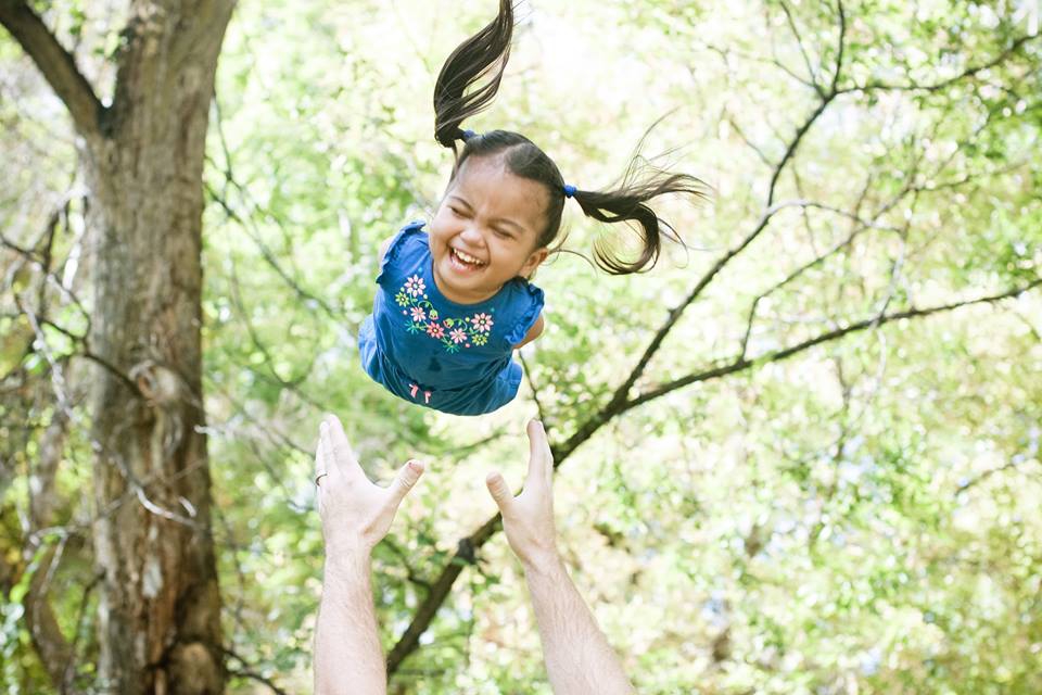 Pasangan ini Adopsi Balita Tanpa Kaki dan Tangan