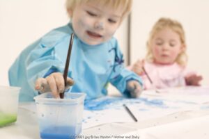 Terapi Seni Membuat Anak Autisme Bahagia dan Rileks