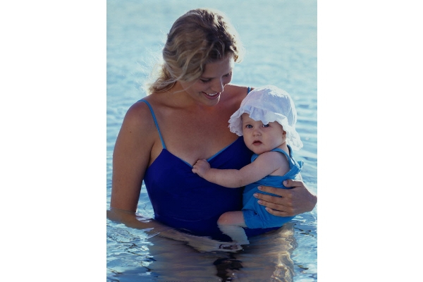 Anak Takut Berenang? Ini 4 Tips Agar Ia Nyaman di Air