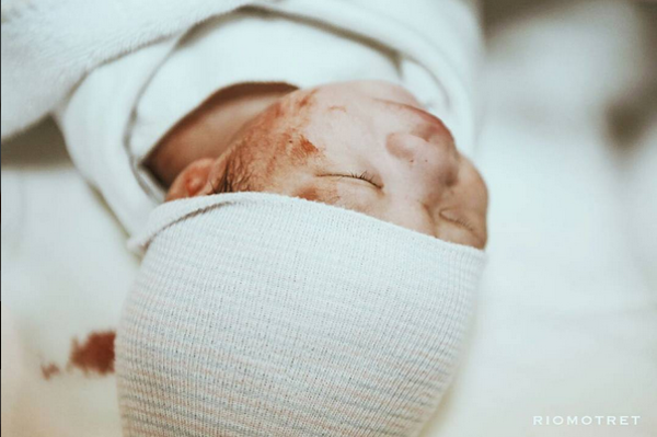 Putri Titian Abadikan Persalinan lewat Foto