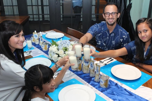 Lucunya Ersa Mayori Beradu Tinggi Badan dengan Anak