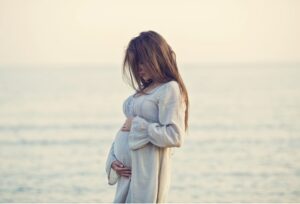 Tips Aman Bepergian Jauh Saat Hamil