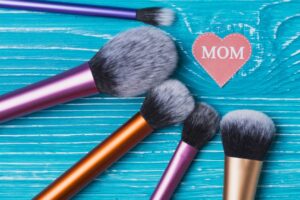 5 Langkah Mudah Membersihkan Kuas Make Up
