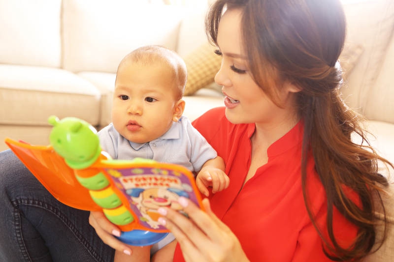 5 Manfaat Membacakan Buku Cerita Untuk Bayi