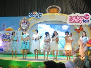 10 Selebriti Moms Tampil di Fashion Show M&#038;B Fair 2017