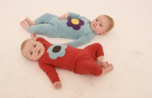 Hindari Bayi Memakai Pakaian Ketat, Ini Dampaknya