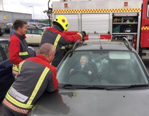 Aduh! Anak ini Terkunci di Mobil, Tapi Ia Malah Tertawa