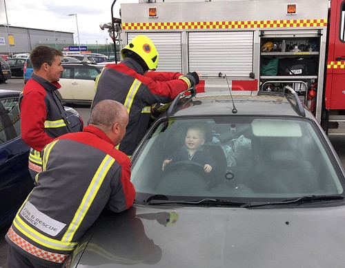 Aduh! Anak ini Terkunci di Mobil, Tapi Ia Malah Tertawa