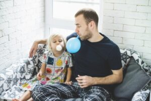4 Cara Menciptakan Bonding Ayah dan Si Kecil
