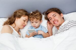 Gadget Bisa Sebabkan Anak Lambat Bicara, Ini Solusinya