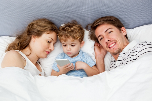 Gadget Bisa Sebabkan Anak Lambat Bicara, Ini Solusinya