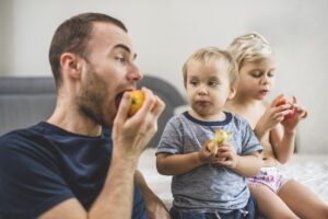 4 Cara Agar Si Kecil Menyukai Makanan