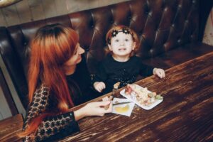 7 Tips Mengajak Balita Makan di Restoran