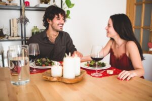 4 Tips Kencan Romantis untuk Pasutri yang Sibuk Bekerja