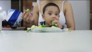 Serunya Penyanyi Andien Terapkan BLW kepada Baby Kawa