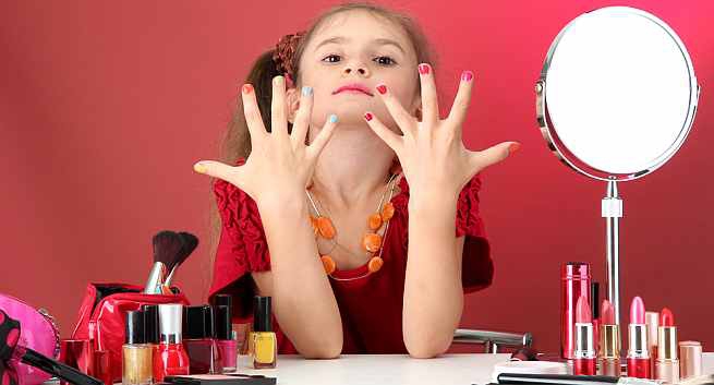 Anak Suka Main Alat Make Up? Ini Solusinya!