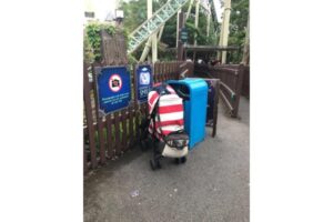 Aduh, Bayi Ditinggal Orangtuanya Sendirian di Stroller!