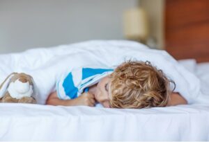 Balita Sering Terbangun di Malam Hari? Ini Penyebabnya!