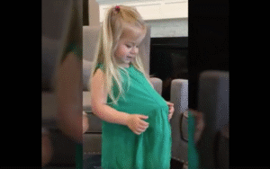 Duh, Lucunya Gadis Kecil Ini Umumkan Kehamilan Ibunya!