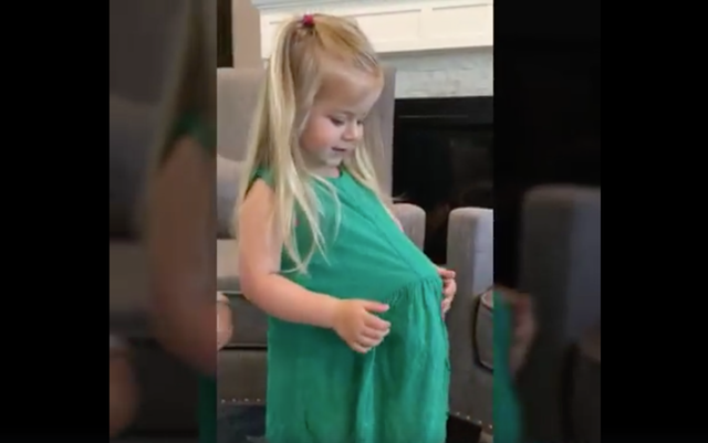 Duh, Lucunya Gadis Kecil Ini Umumkan Kehamilan Ibunya!