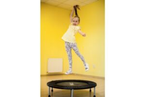 4 Tips Aman Bermain Trampolin