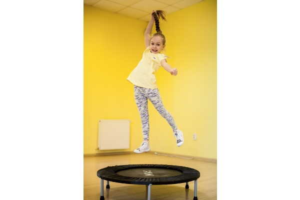 4 Tips Aman Bermain Trampolin
