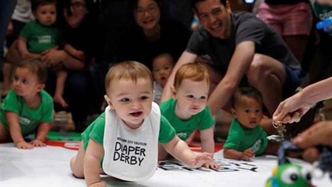 Wah, Serunya Lomba Balap Bayi Merangkak Ini!