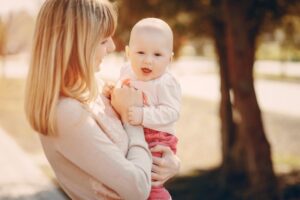 Cara Mengatasi Kebiasaan Bayi Menyemburkan Makanan