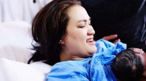 Ini Cerita Persalinan Normal Atiqah Hasiholan!