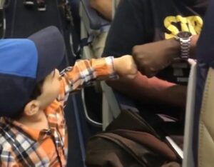 Wah, Lucunya Anak Kecil Ini Bersalam Tinju di Pesawat!