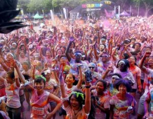 Lari Seru Bareng Keluarga di Color Run 2017