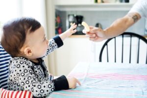 5 Manfaat Pemberian Finger Food untuk Bayi