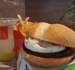 Yuk, Ajak Keluarga Menyantap Burger Rendang Ini!