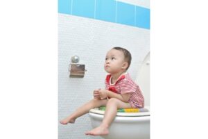 5 Langkah Mengajarkan Si Kecil Buang Air Sendiri