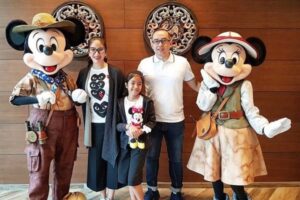 Lihat Serunya Novita Angie di Disneyland, Yuk!
