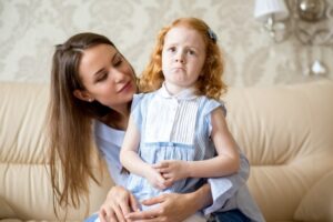 Cara Menghentikan Si Kecil Menyakiti Teman Lain