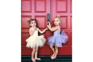 Batita Kembar Lucu Akting Seperti Wanita Dewasa