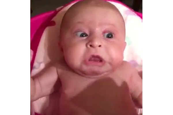 Reaksi Lucu Bayi saat Pertama Kali Dimandikan