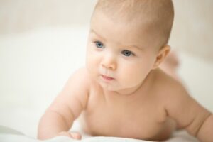 6 Cara Mudah untuk Merangsang Penglihatan Bayi