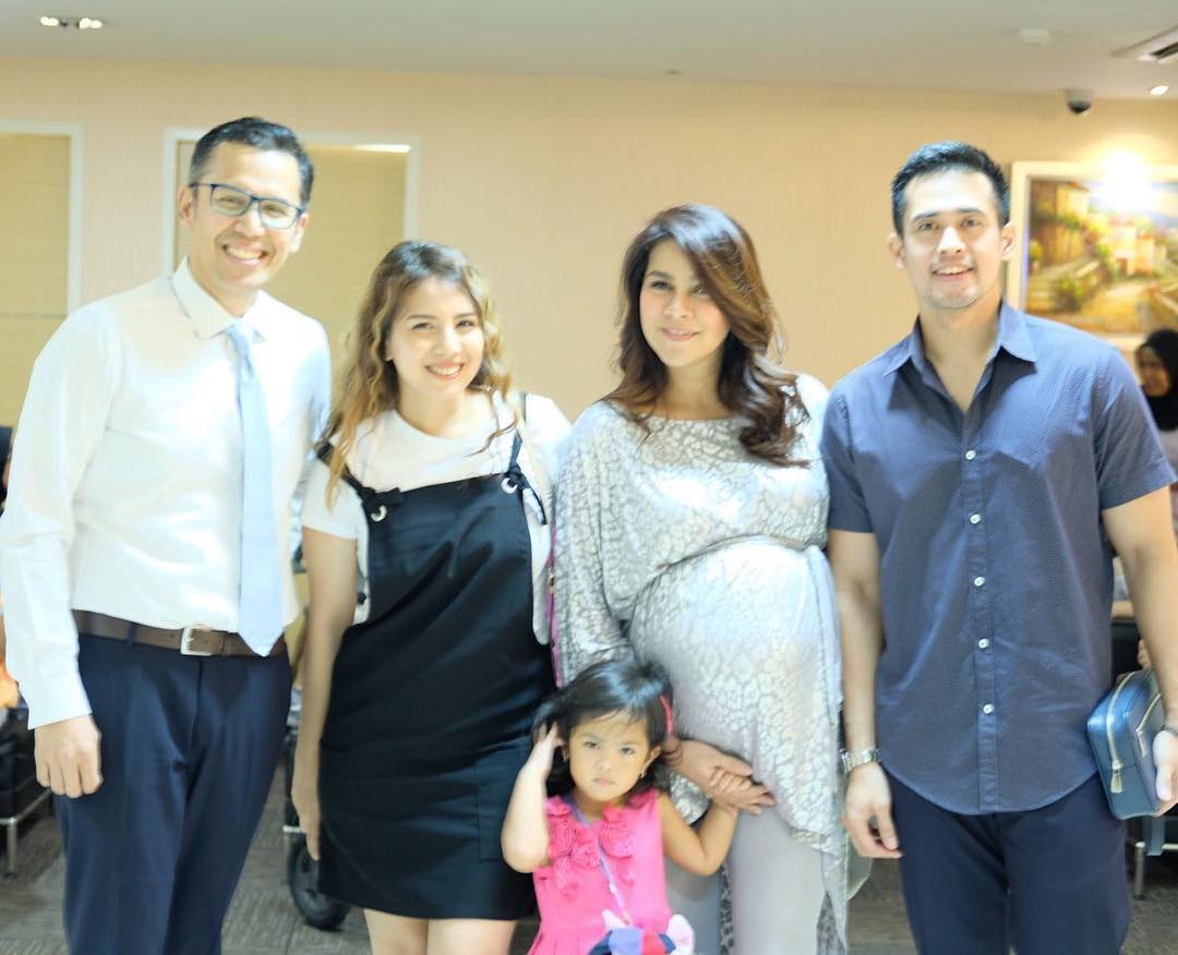 Olla Ramlan Lakukan Check Up Jelang Persalinan