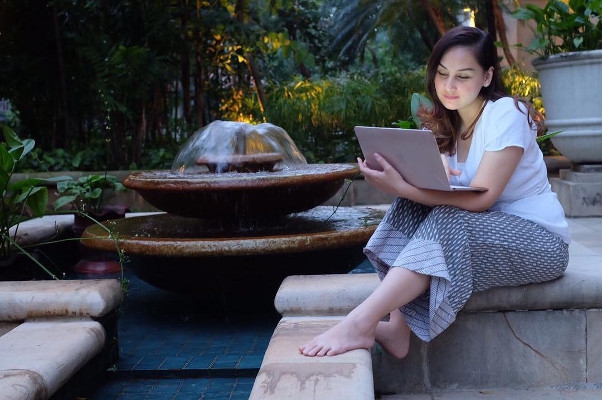 Mona Ratuliu Selalu Aktif Ngeblog tentang Parenting